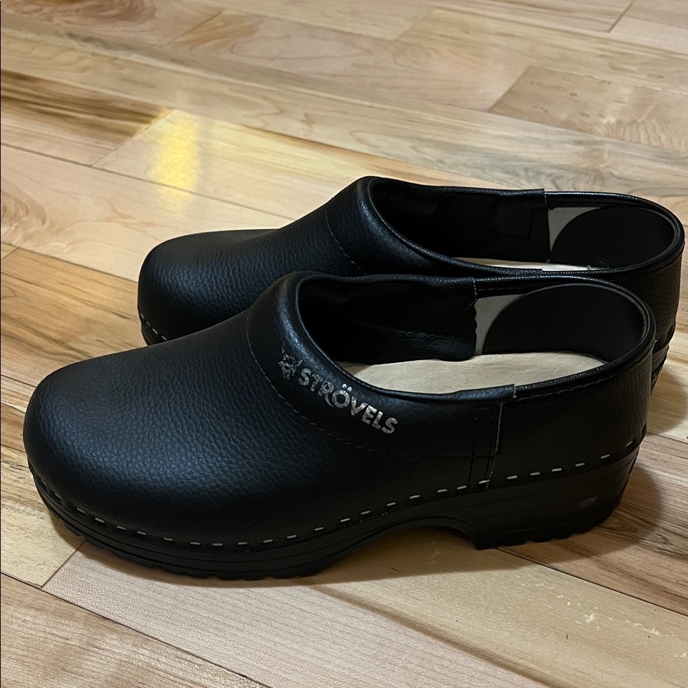 Strovels 304 Black Leather Clogs - Picture 1 of 16